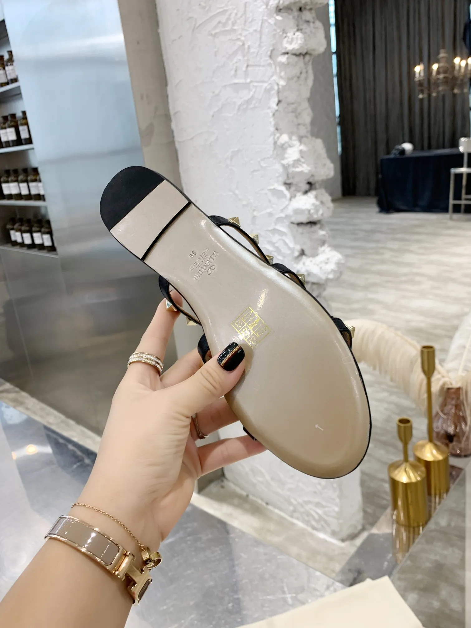 👟👟Ex-factory price 380👟👟 Women's shoes, women's clothing, Valentino studded classic sandals ✔️Mixed-breed sheepskin upper ✔️Mixed-breed sheepskin lining and foot pads ✔️Italian cowhide outsole texture is clear and consistent with the counter ✔️Size 35-40 (34, 41, can be customized and not returned)